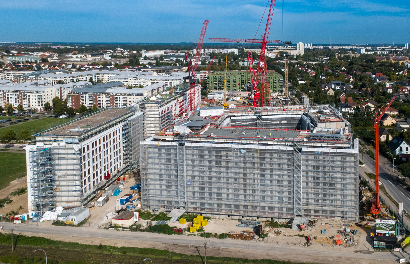 Baustelle des modularen Wohnquartiers Landsberger Allee aus der Luft