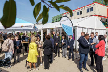 Daiwa House Modular Europe | Stapelfest an der Landsberger Allee: Meilenstein für Europas größtes Modulbauprojekt Zahlreiche Gäste beim Stapelfest an der Landsberger Allee in Berlin, Blick auf die Veranstaltung und die Stimmung vor Ort.