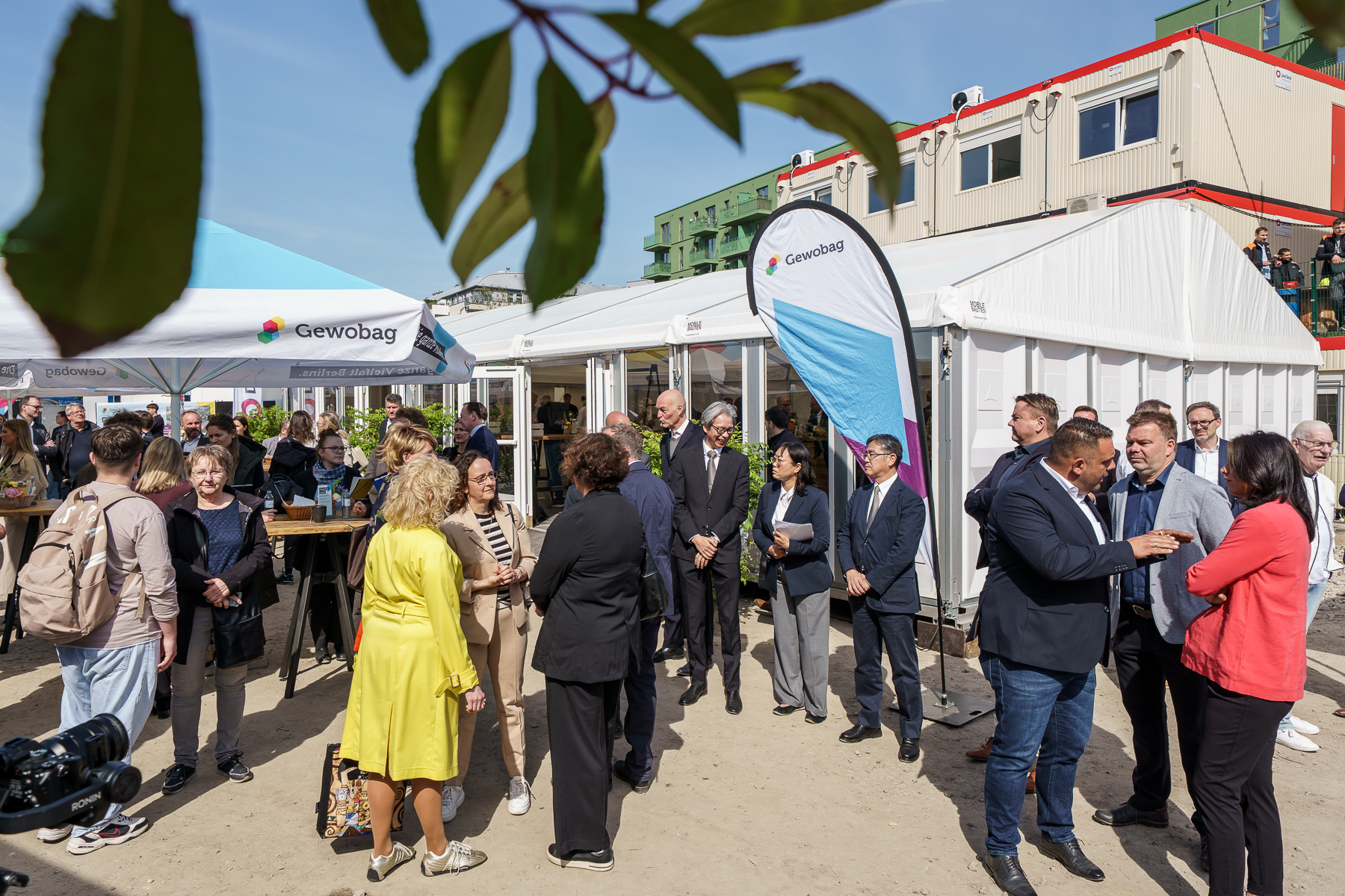 Zahlreiche Gäste beim Stapelfest an der Landsberger Allee in Berlin, Blick auf die Veranstaltung und die Stimmung vor Ort.