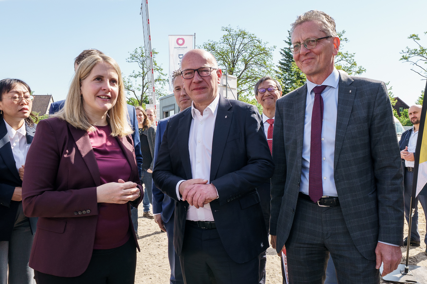 Verena Hubertz, Kai Wegner und Christian Gaebler beim Stapelfest an der Landsberger Allee in Berlin.