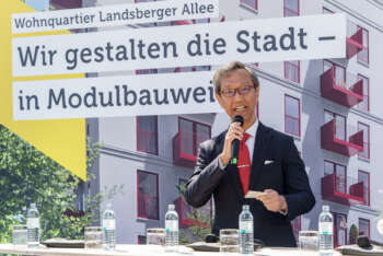 Daiwa House Modular Europe | Stapelfest an der Landsberger Allee: Meilenstein für Europas größtes Modulbauprojekt Manabu Hirabayashi, CEO Daiwa House Europe, hält eine Rede beim Stapelfest an der Landsberger Allee in Berlin.