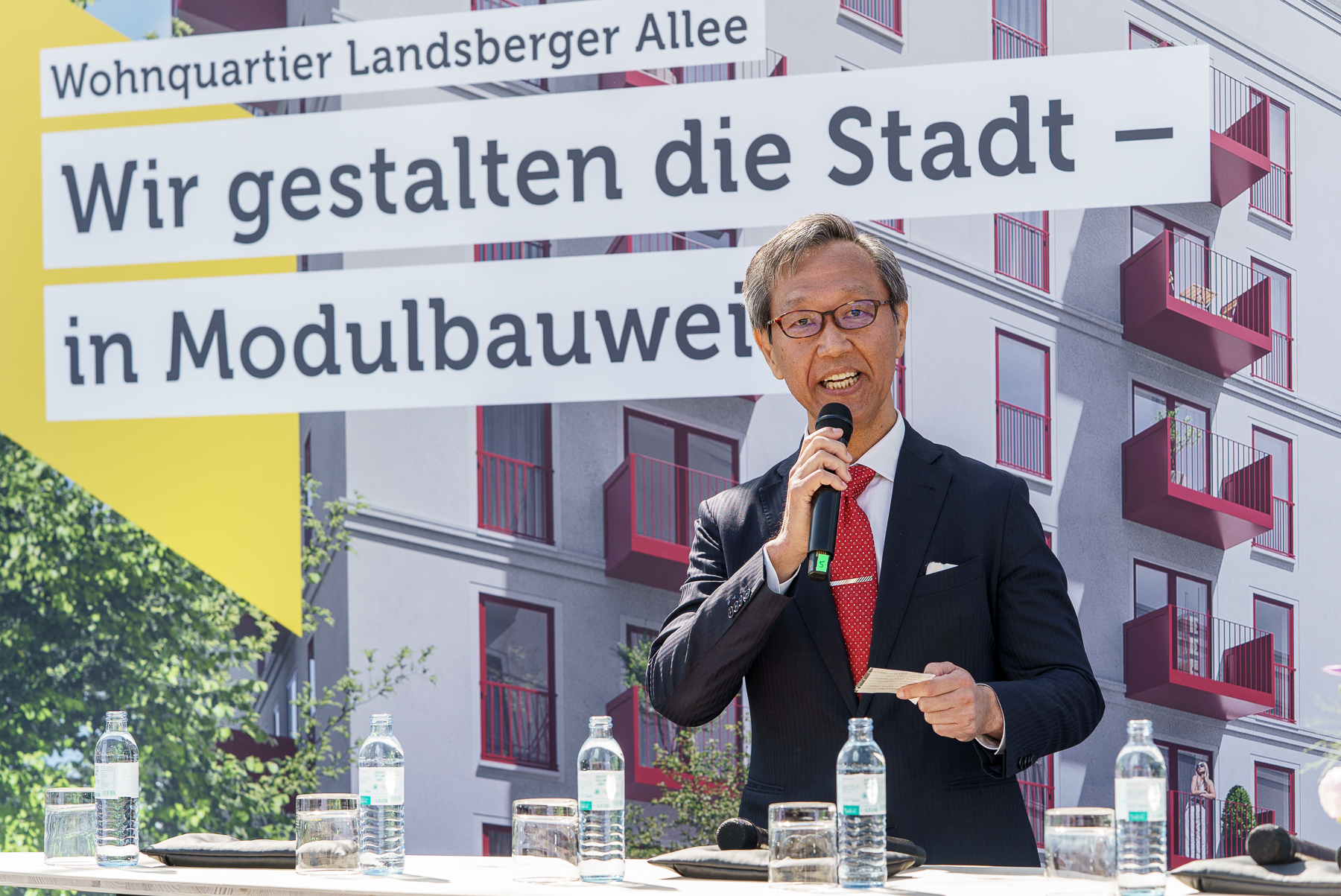 Daiwa House Modular Europe | Stapelfest an der Landsberger Allee: Meilenstein für Europas größtes Modulbauprojekt Manabu Hirabayashi, CEO Daiwa House Europe, hält eine Rede beim Stapelfest an der Landsberger Allee in Berlin.
