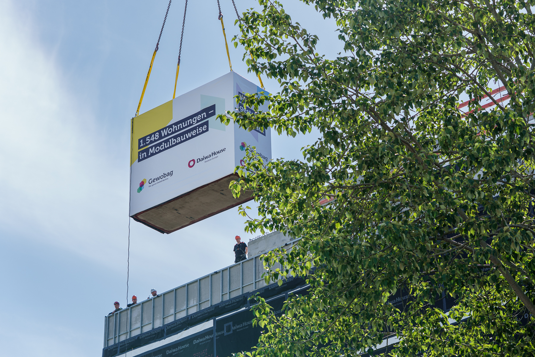 Daiwa House Modular Europe | Stapelfest an der Landsberger Allee: Meilenstein für Europas größtes Modulbauprojekt Ein Modul wird beim Stapelfest an der Landsberger Allee in Berlin mithilfe eines Krans an seine finale Position gesetzt.
