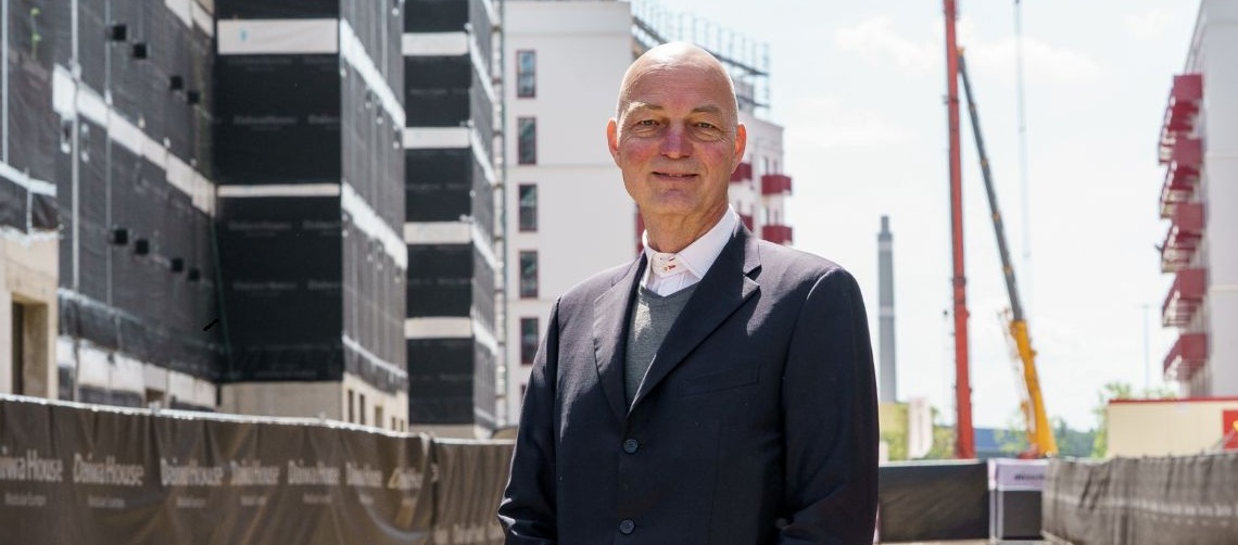 Marc Kocher vor modularem Wohnprojekt an der Landsberger Allee in Berlin