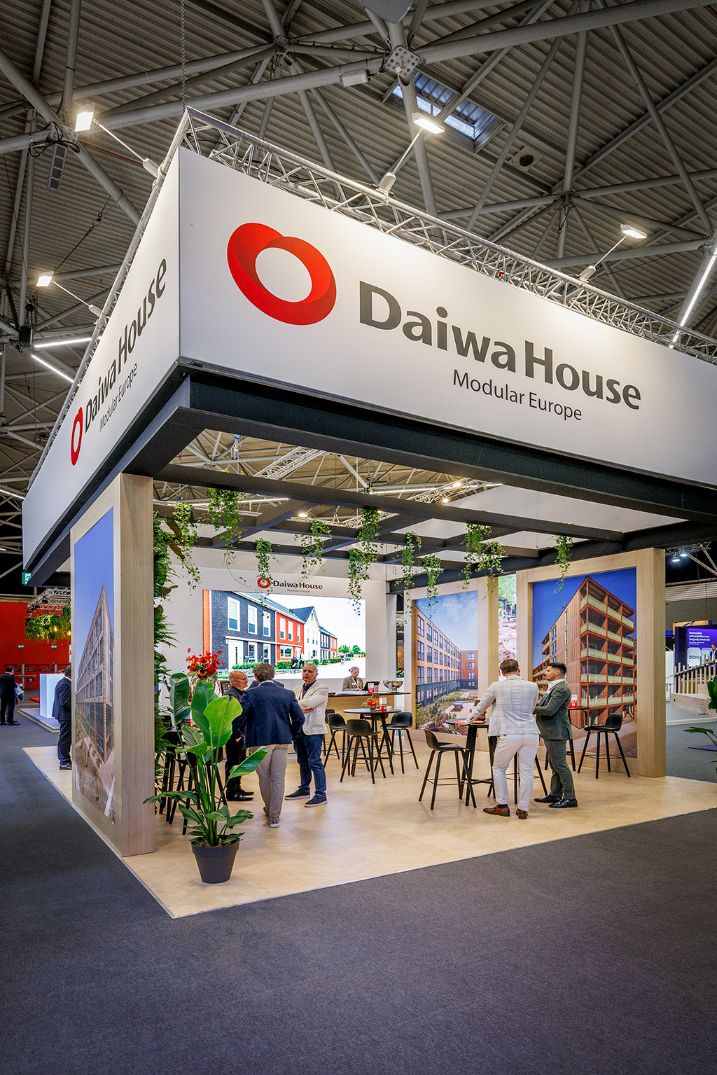 Daiwa House Modular Europe aanwezig bij PROVADA stand met bezoekers