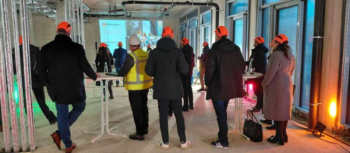 Teilnehmende am Auftaktabend zum Wohn-Dialog Berlin 2025 bei dem Vortrag von Valentina Ikstadt