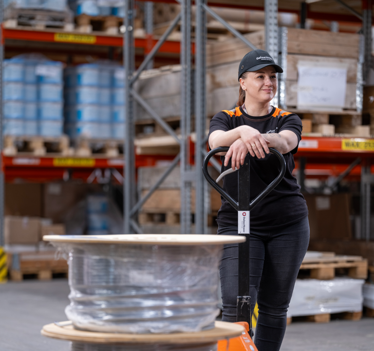 Bouwvrouw Kasia in haar magazijn