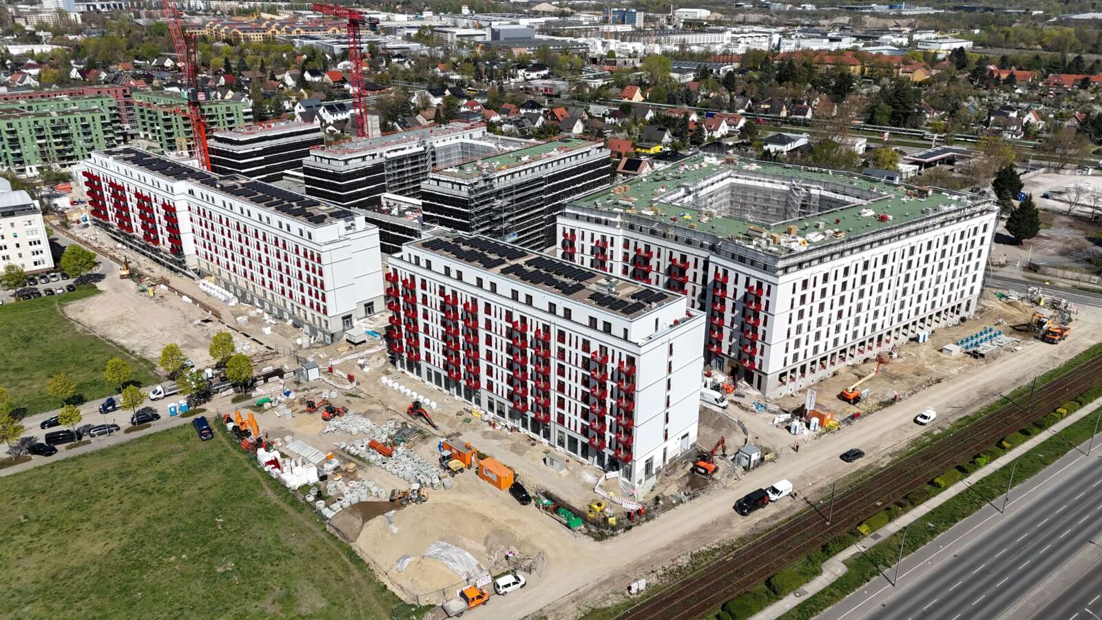 Drohnenaufnahme der modularen Baustelle Landsberger Allee in Berlin im April 2026