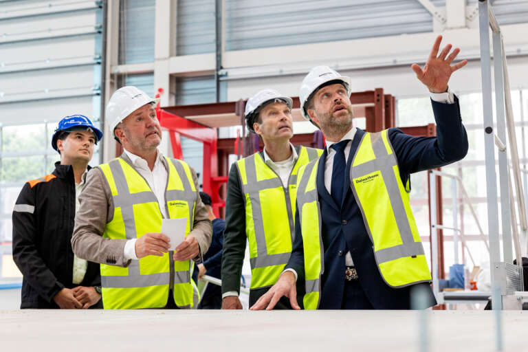 Hugo de Jonge krijgt rondleiding door modulaire fabriek , half 17, in Montfoort