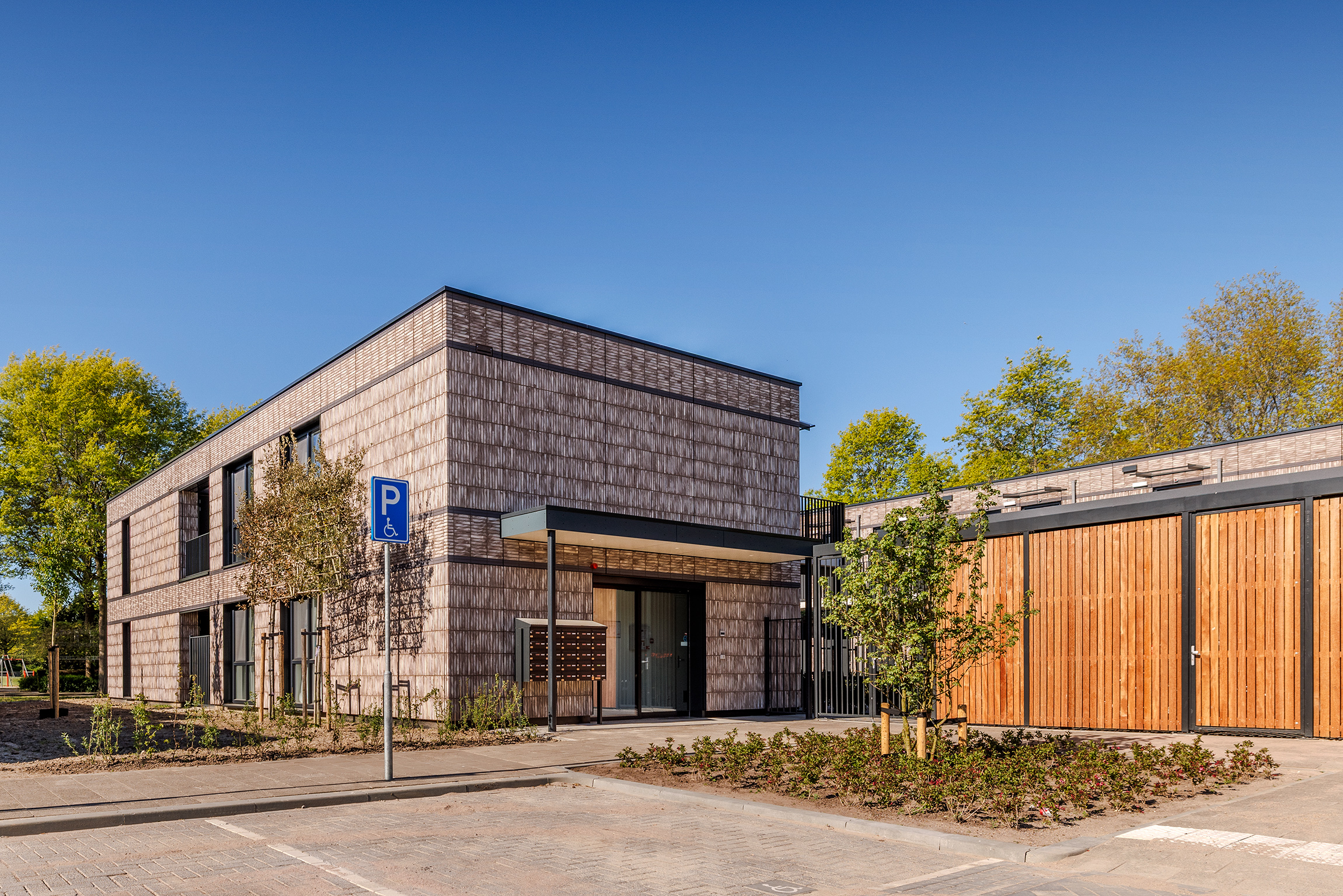 Daiwa House Modular Europe | 24 zorgwoningen Van den Broek-Erf in Dordrecht opgeleverd 24 zorgwoningen in Dordrecht bieden bewoners snel een nieuw thuis
