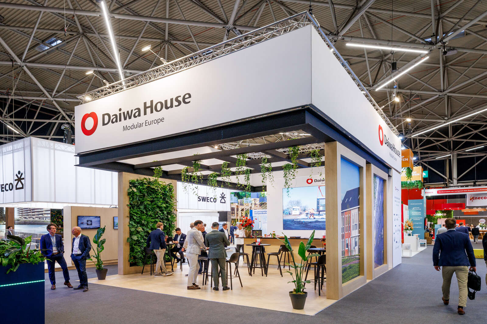 Bezoekers in gesprek op de stand van Daiwa House Modular Europe tijdens PROVADA.