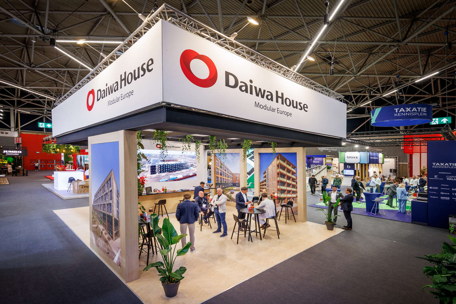 Ontmoetingen en gesprekken op de stand van Daiwa House Modular Europe.