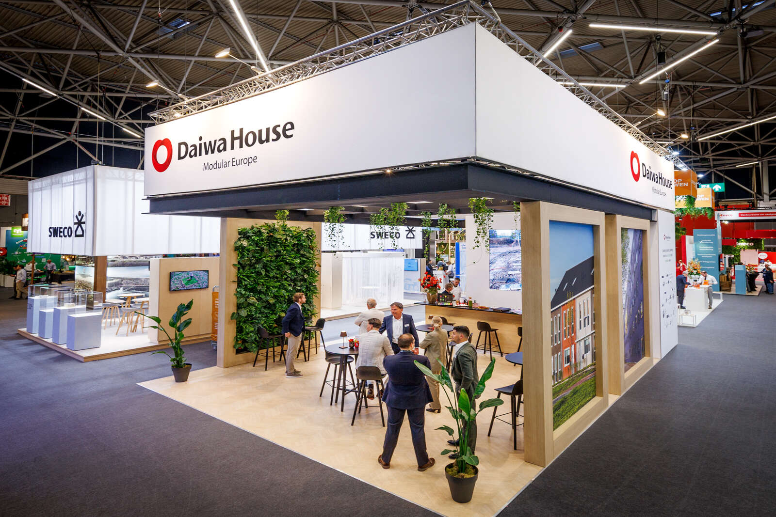Bezoekers ontvangen op de stand van Daiwa House Modular Europe tijdens PROVADA.