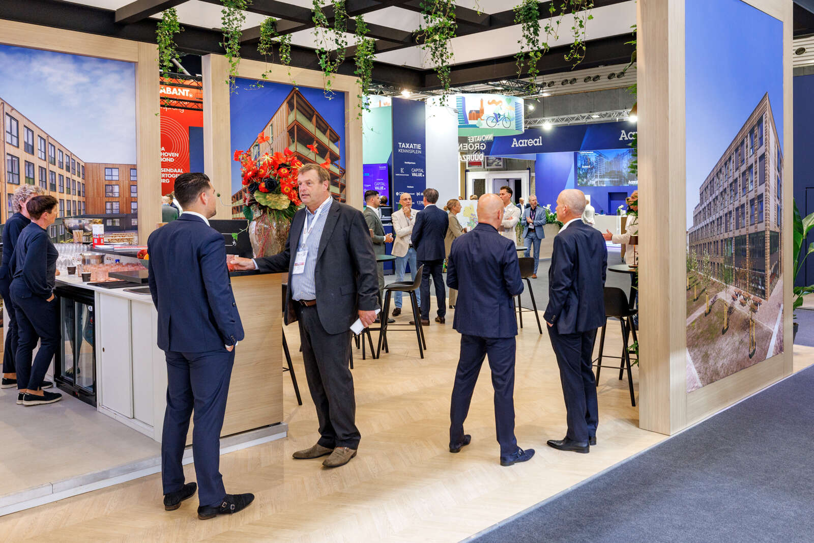 Netwerken en gesprekken op de stand van Daiwa House Modular Europe.