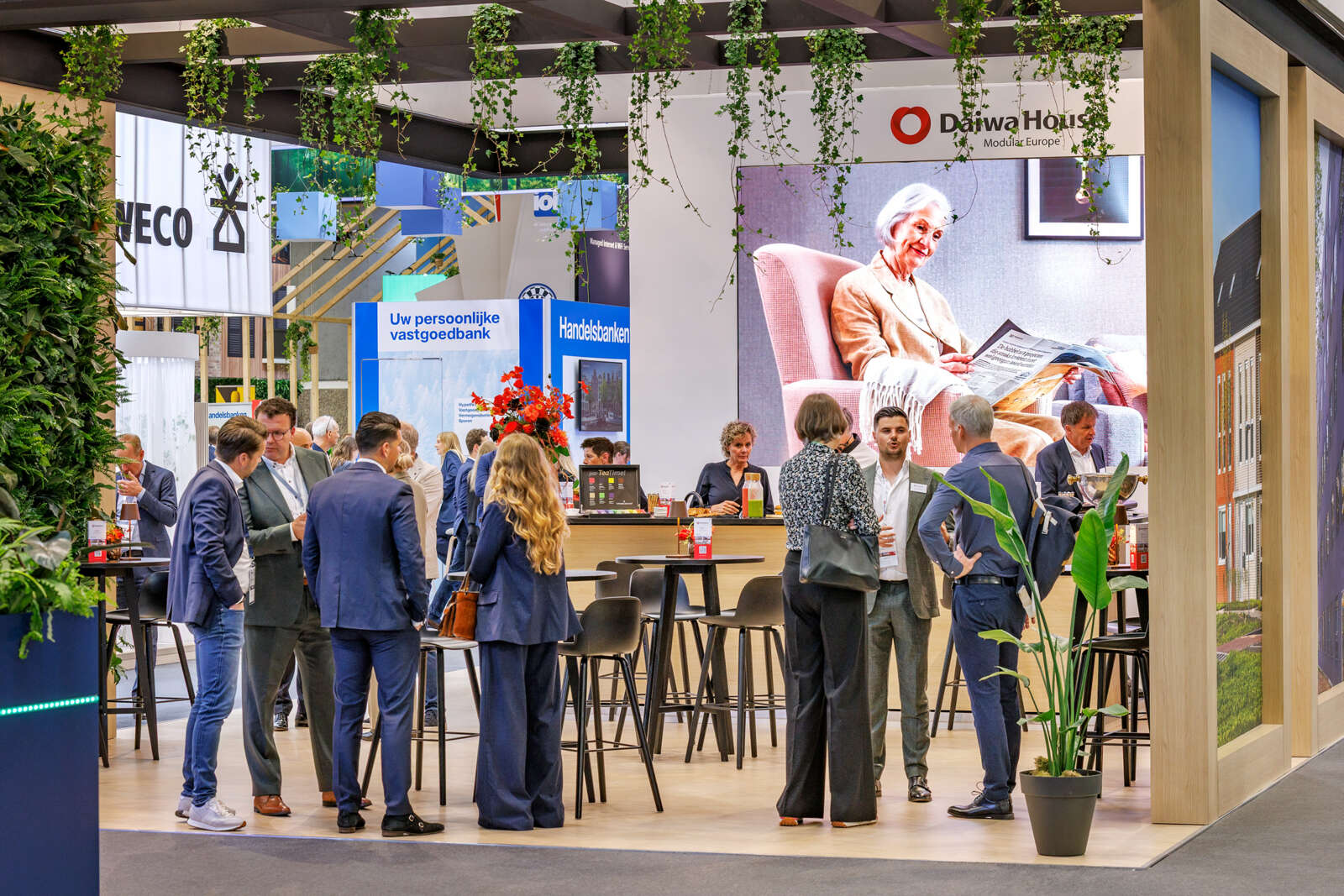 Gesprekken tussen bezoekers op de stand van Daiwa House Modular Europe.
