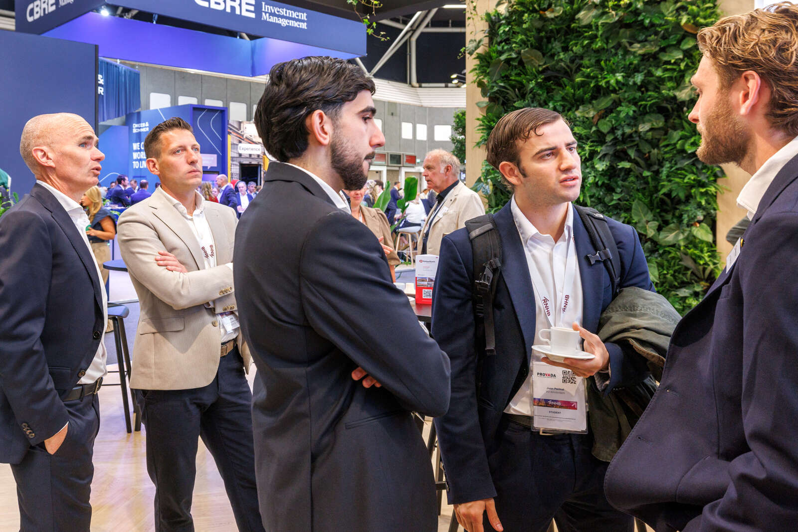 Gesprek over modulaire bouw op de stand van Daiwa House Modular Europe.