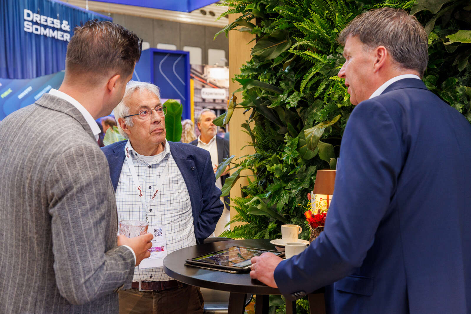 gesprek op de stand van Daiwa House Modular Europe tijdens PROVADA.