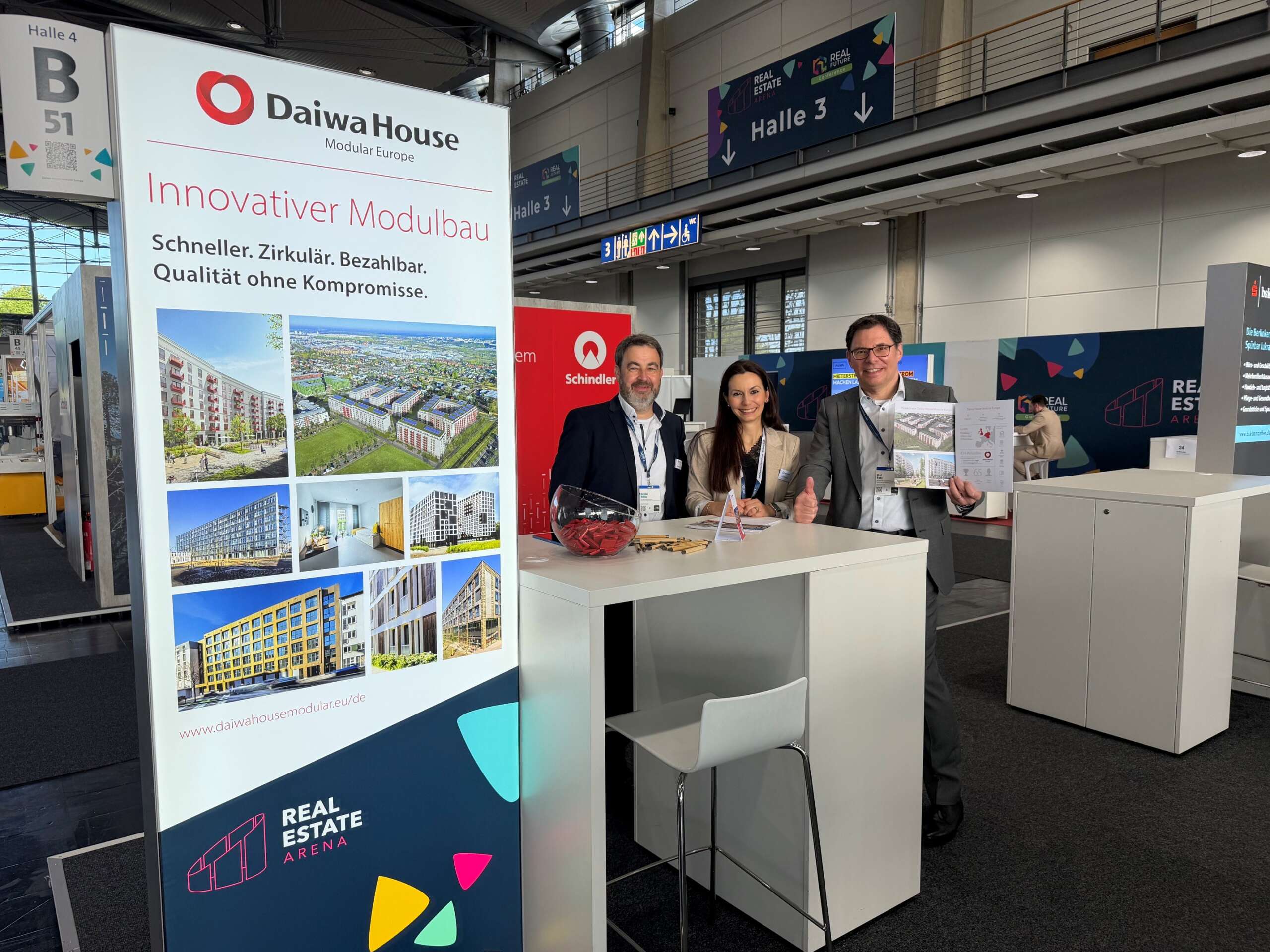 Daiwa House Modular Europe | Real Estate Arena 2026 Hannover: Austausch, Impulse und konkrete Lösungen für die Bau- und Immobilienbranche Stand von Daiwa House Modular Europe auf der Real Estate Arena 2026 mit Dietmar Dolfen, Ana Mihaleva und Olaf Bade v.l.n.r.