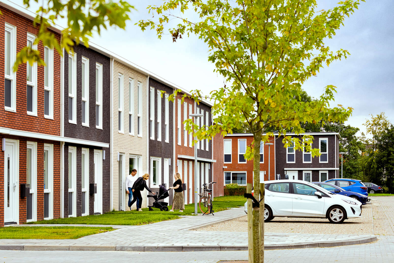 Modular houses and people welcoming their visits with baby, built by Daiwa House Modular Europe