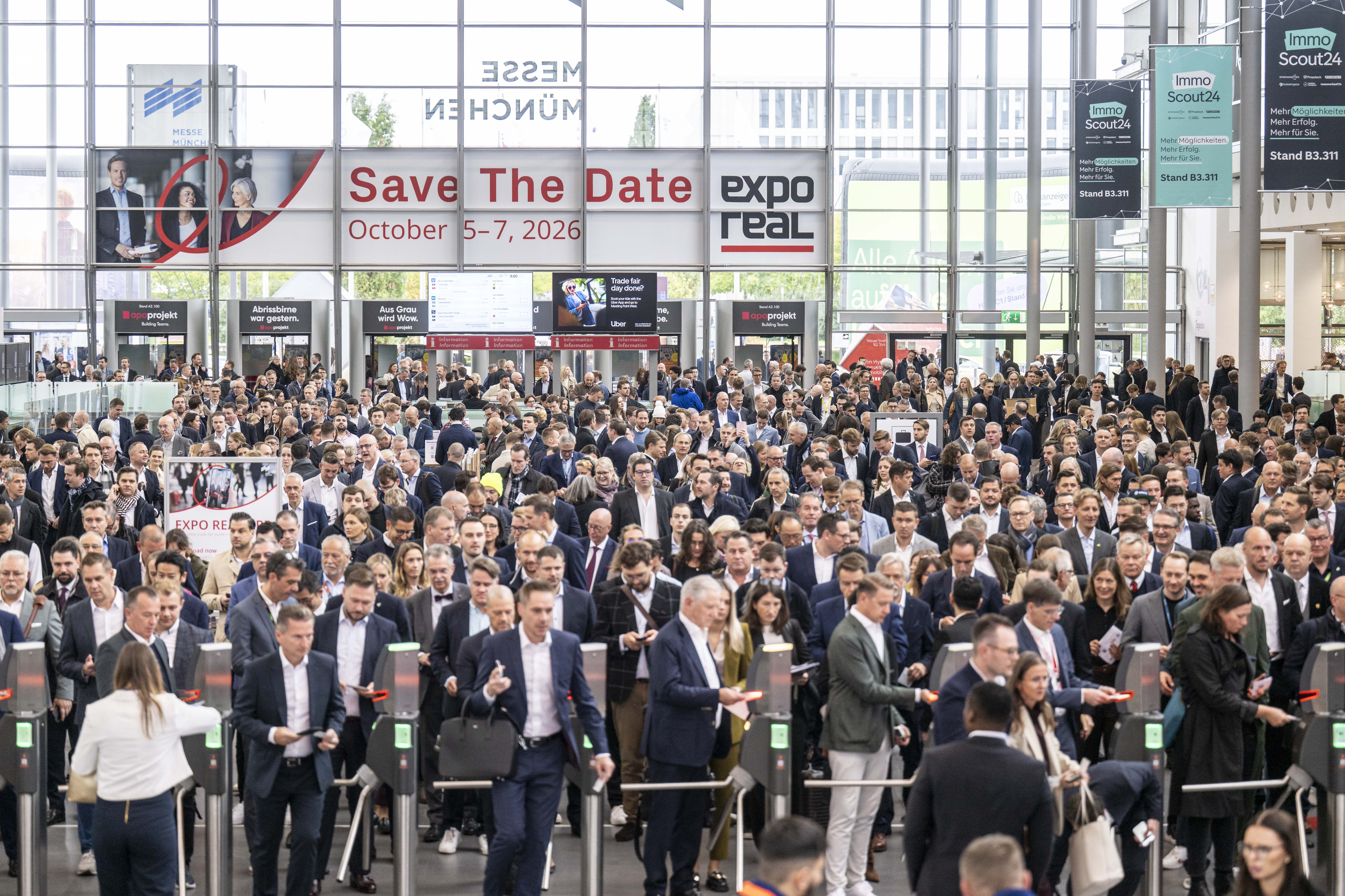 Großer Andrang am Eingang West am ersten Tag der EXPO REAL 2025 in München.