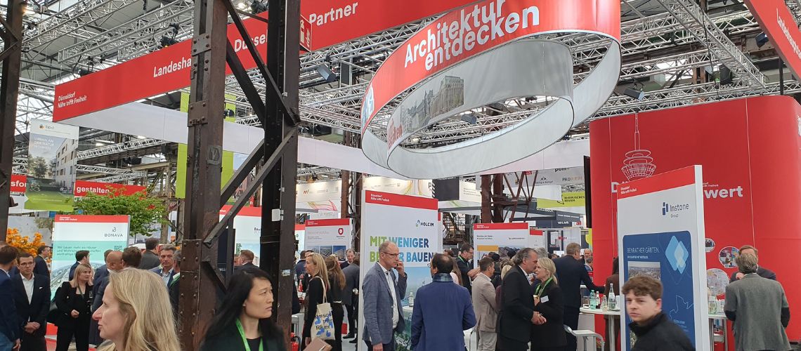 Blick auf den Gemeinschaftsstand „Düsseldorf und Partner“ auf der polis Convention. Im Hintergrund ist der Stand von Daiwa House Modular Europe zu sehen.