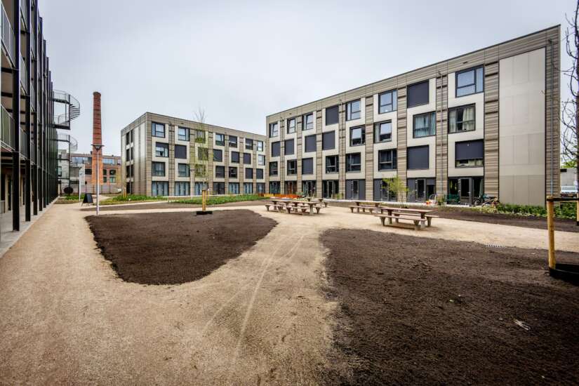 Vroeger stond op deze plek in de Utrechtse wijk Hoograven een betonmortelfabriek, nu zijn er luxueuze flexwoningen verrezen.Bron